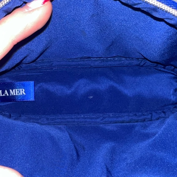 La Mer Vibrant Blue Cosmetic Bag with the La Mer Regenerating Serum Sample - Picture 9 of 9